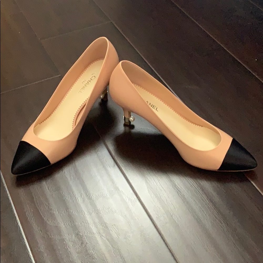 Authentic Chanel leather pearl NEW heels size 38 - Picture 2 of 16